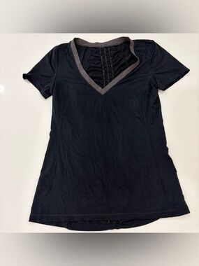 Lululemon Size 6 Women’s Black V-Neck Short Sleeve Top with Contrast Trim
